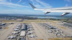 Největší letiště v Evropě: na jednom přistává letadlo co 45 sekund, jiné je pod hladinou moře