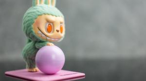 My měli Mončičáky, dnešní dětí mají Labubu. Figurku, která nás tak trochu děsí