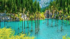 Tajemné jezero Kaindy: stromy tu vyrůstají z vody, přesto tady davy nepotkáte Tajemné jezero Kaindy: stromy tu vyrůstají z vody, přesto tady davy nepotkáte