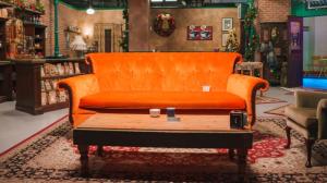 Nejslavnější gauč planety: Oranžová pohovka z Přátel zažila krušné chvíle Nejslavnější gauč planety: Oranžová pohovka z Přátel zažila krušné chvíle