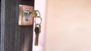 Zamknete na noc a klíč necháte v zámku? Paradoxně tím pomáháte zlodějům!