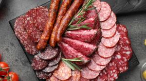 Jak správně skladovat salámy: Vyndejte je z igelitu. A ty suché nepatří do lednice Jak správně skladovat salámy: Vyndejte je z igelitu. A ty suché nepatří do lednice