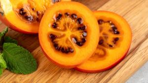 Tamarillo: Stromové rajče má hořkou slupku, ale po oloupání se z něj vyloupne skvělé exotické ovoce