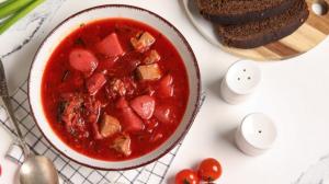 Boršč: Rudá polévka, o jejíž původ se bojuje. Dřív se přidával i nálev z bolševníku Boršč: Rudá polévka, o jejíž původ se bojuje. Dřív se přidával i nálev z bolševníku