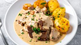 Smetanová omáčka k masu chutná svátečně, zachrání tě při vaření a vyladíš ji přesně podle sebe