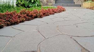 Jak vybrat betonovou dlažbu na příjezdovou cestu: tloušťka, zátěž, fazeta a životnost