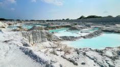 Vypadá jako ledovec a jezdí se sem pro „instafotku“. Tahle skládka je ale pěkně toxická