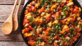 Veganské pisto manchego je skoro jako naše lečo. Španělskou dobrotu navíc připravíš ze zbytků