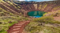 Těch barev! Islandské jezero Kerið je jako z jiné planety