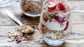 Zdravé svačiny, které tě nebudou nudit: chia pudink, pomazánka z avokáda i mrkvové hranolky s tvarohovým dipem