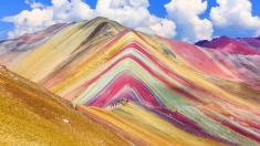 Duhová hora v Peru hraje barvami. Ale pozor na výškovou nemoc!