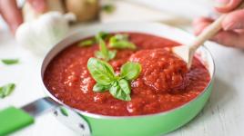 Rajčatové sugo vyladí pizzu, těstoviny i omáčku. Připrav si ho podle osvědčeného receptu