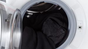 Jak prát černé prádlo: Perte jen nezbytně krátkou dobu a vezměte na pomoc ocet!
