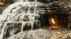 Eternal Flame Falls v Buffalu: vodopád, za kterým stále hoří, ale nikdo neví proč