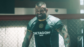 Karlos Vémola, Bojovník