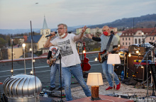 Kapela Mňága a Žďorp zahrála svůj koncert na střeše budovy ve Valašském Meziříčí