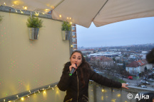 Vánoční zpívání z balkonu