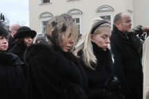 Vdova Dagmar Havlová s dcerou Ninou následují vůz s rakví.
