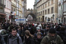 Smůteční průvod míří z Karlova mostu na Malostranské náměstí.