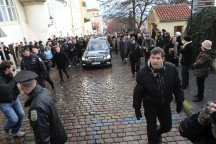 Tisíce lidí se blíží k Pohořelci. Tam se otočí na Hradčanské náměstí.