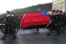 Rakev je přeložena na čestnou lafetu.