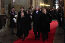 Jeden ze smutečních hostů byl i bývalý americký prezident Bill Clinton s manželkou Hillary. (Vlevo bývalá min. zahraničí USA  Madeleine Albright)