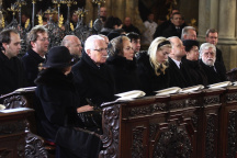 Do první lavice zasedli vdova Dagamr Havlová, prezident Václav Klaus a (vpravo) bratr Ivan Havel