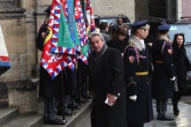 Pohřbu se zůčastnil i francozský herec Alain Delon