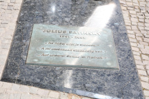 Socha, Július Satinský