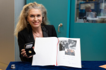 Česká mincovna, Jiří Menzel, Olga Menzelová