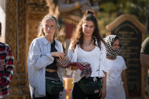 Chicas, Asia Express