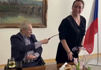 Miloš Zeman slavil Velikonoce v kanceláři. 