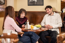 Ulice, Sára Korbelová, Elizabeth Kateřina McIntosh, Libor Matouš