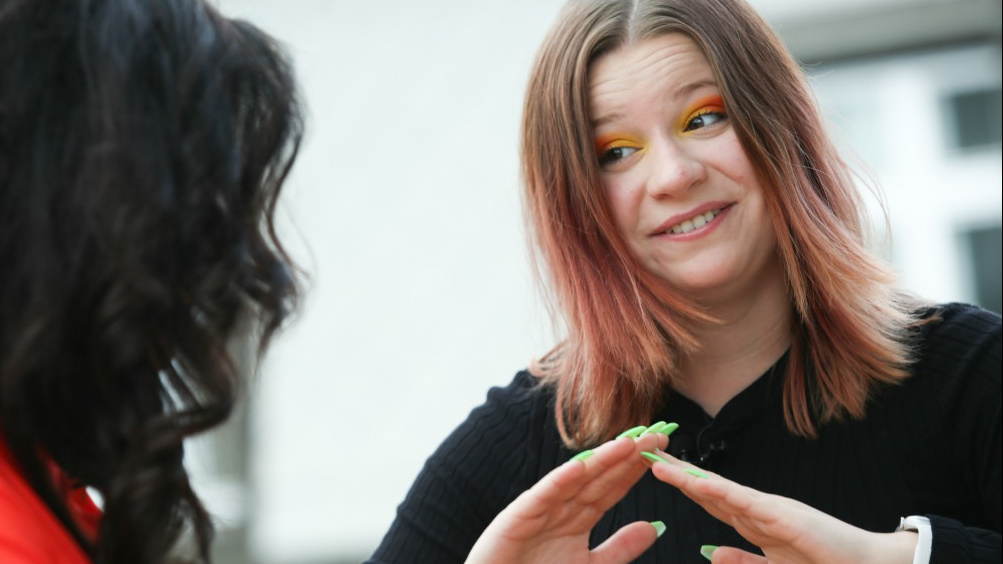 Youtuberka Mína: Přežila rakovinu a teď je z ní hvězda internetu