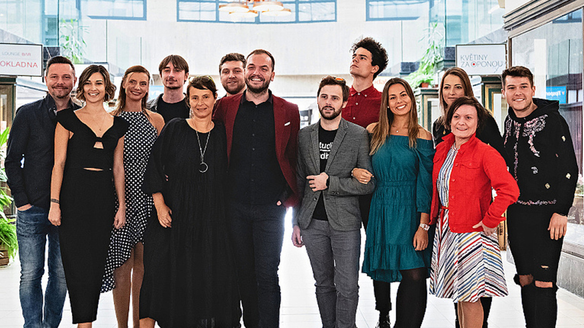 Další herci prošoupou taneční střevíce. Roztančené divadlo pokračuje…