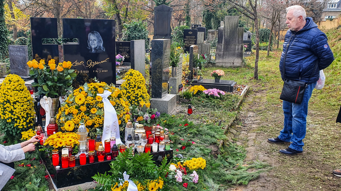 Eva Pilarová má hrob Na Malvazinkách. Od pomníku Karla Gotta ji dělí pár metrů