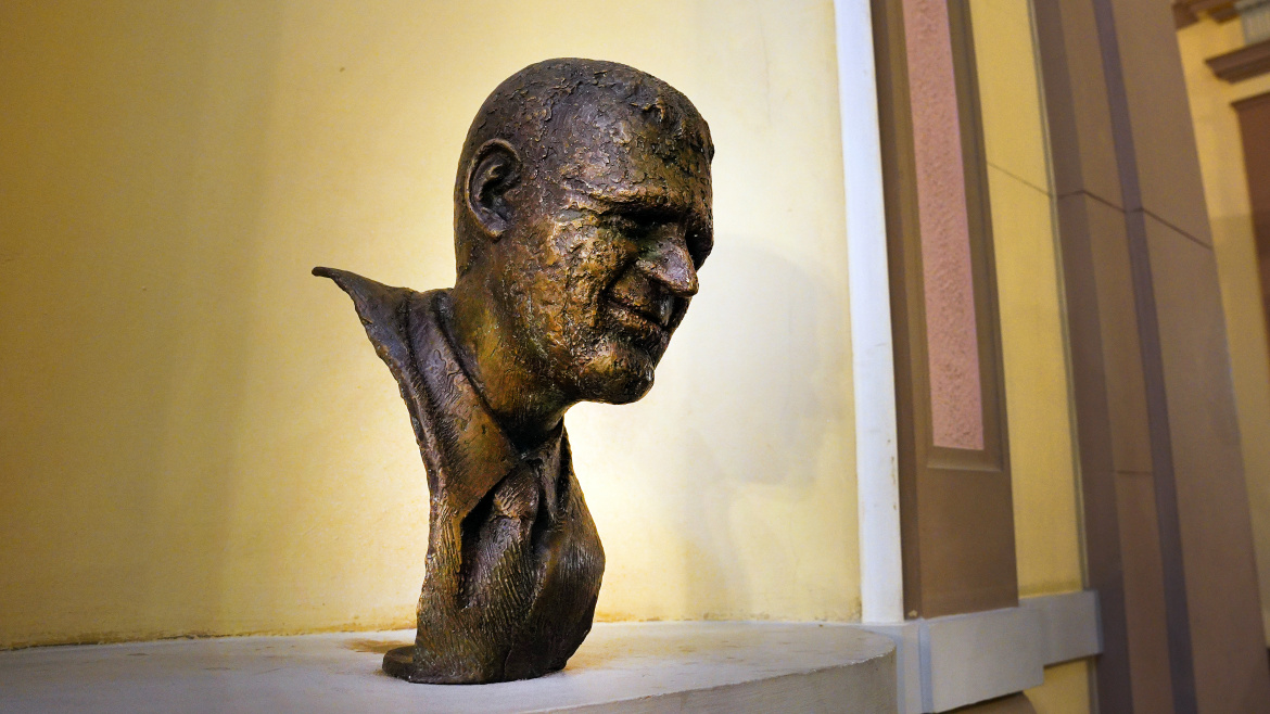 Krakonoš, herec František Peterka, má bustu ve druhém patře historické radnice