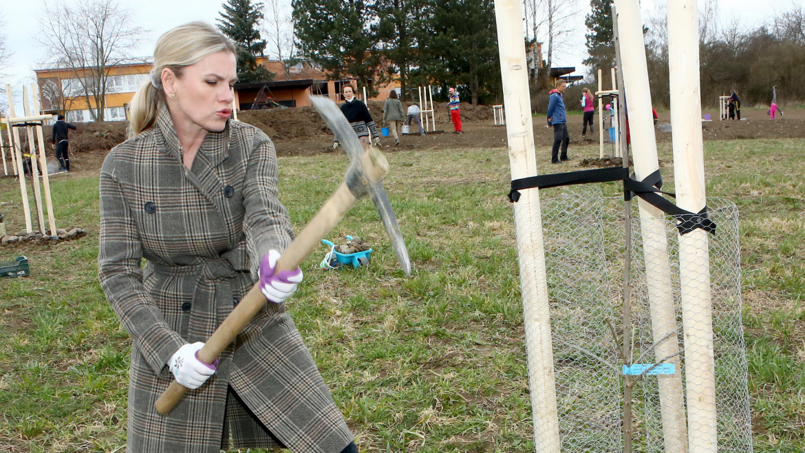 Leona Machálková je dříč! Krumpáčem se umí ohánět jako zkušený pracant