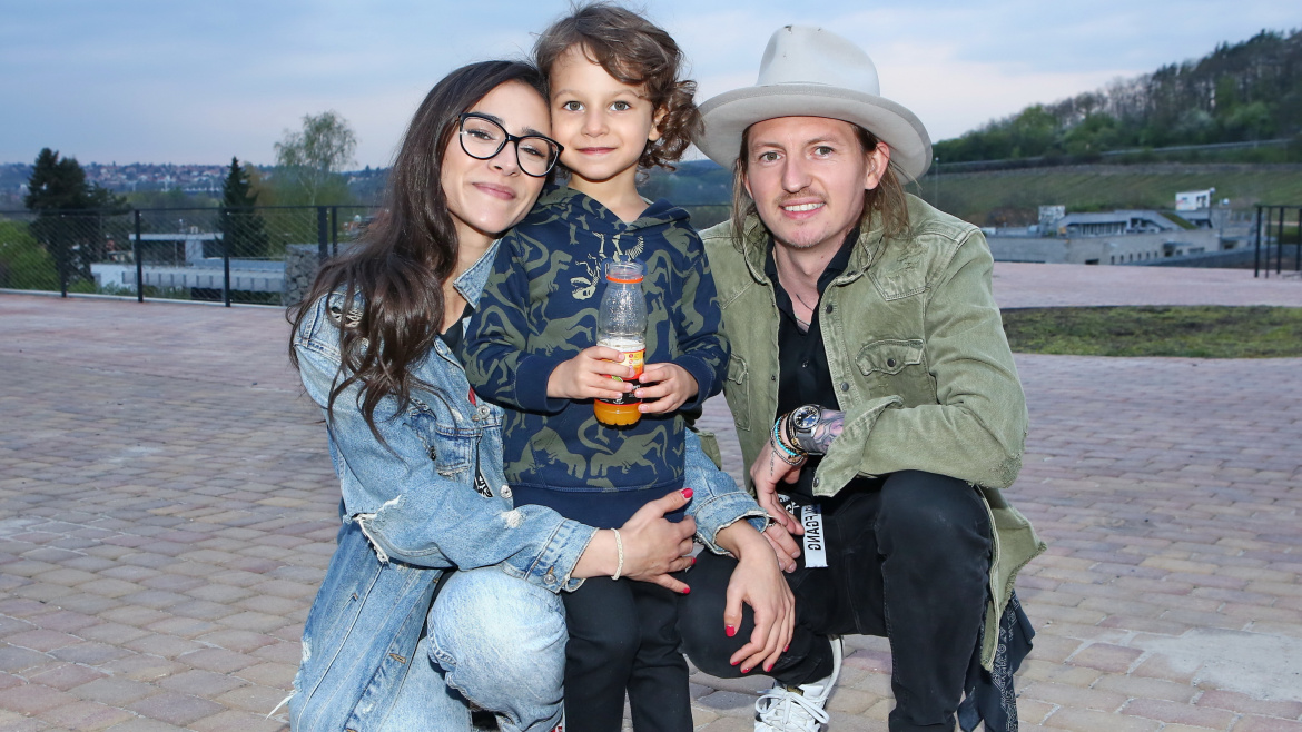 Eva Burešová v zajetí chlapů! Před natáčením kuchař Forejt, na natáčení syn Nathaniel a Noid
