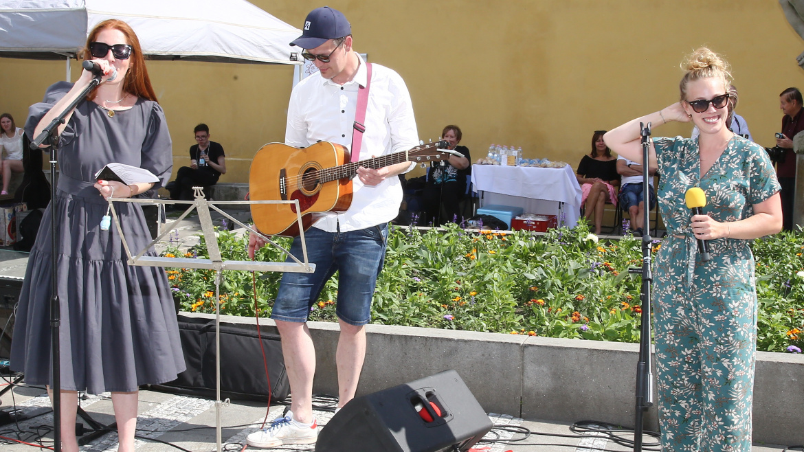 První letní den přinese Busking pro Slunce. Kdo vám na ulici zazpívá?