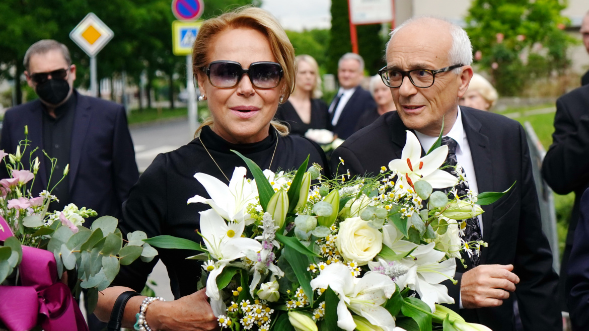 Poslední rozloučení s Libuškou Šafránkovou: Na mši přišli Havlová, Balzerová, Töpfer a další