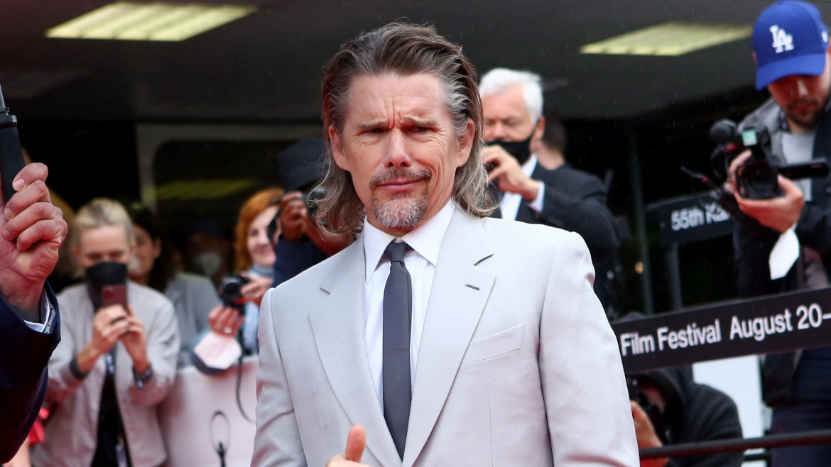 Další zahraniční hvězda na karlovarském festivalu. Ethan Hawke se prošel po červeném koberci