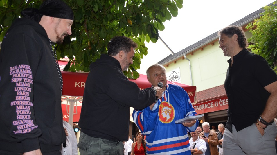 Taneček s Jágrovou přítelkyní a křest knihy legendy kladenského hokeje