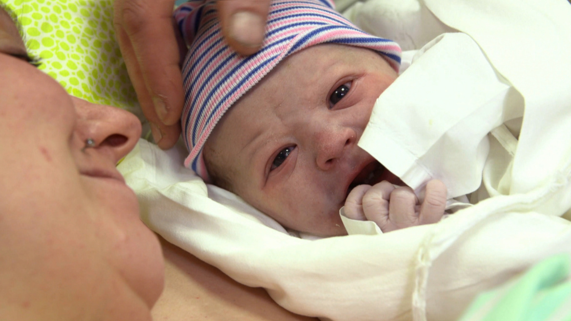 Malé lásky se vrací! Dojemné příběhy 15 maminek, které porodí před kamerou 16 miminek