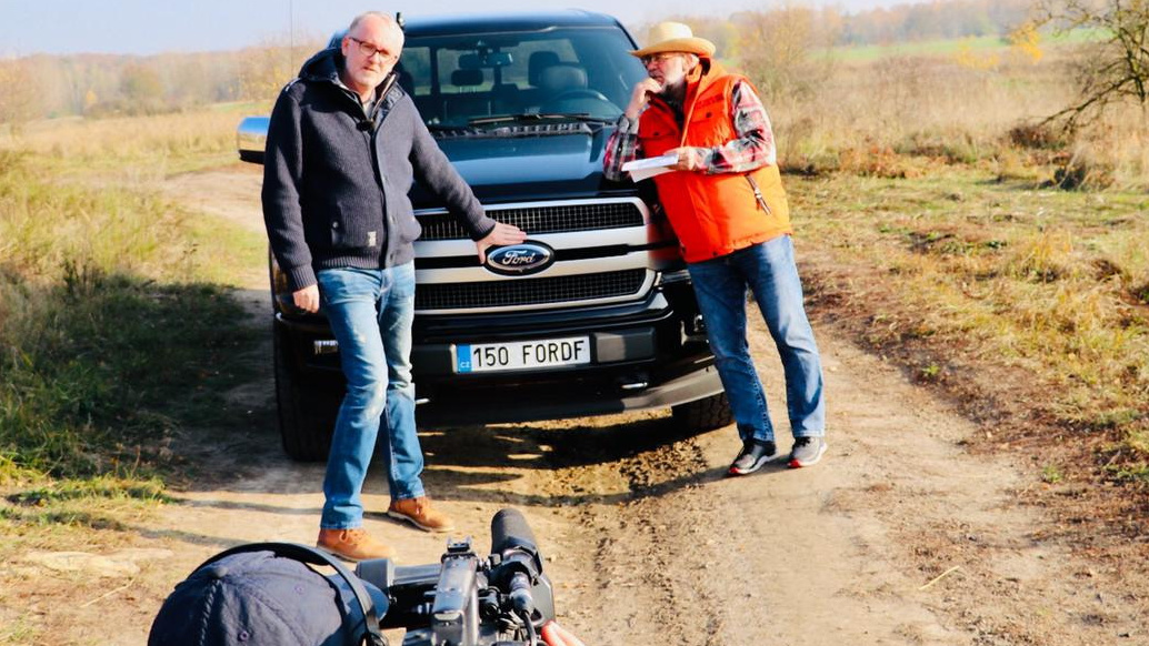 Nová auta a filmové bouračky- to je dnešní Autosalon. Mrkněte na upoutávku