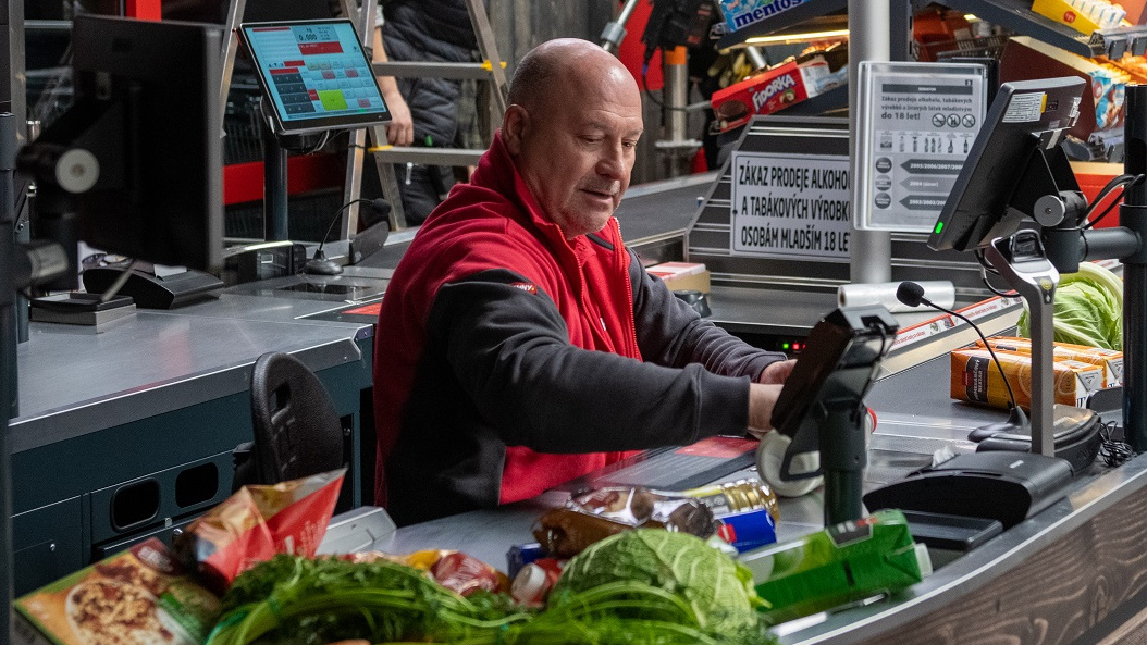 Michal David, jak ho neznáte. Skončil na pokladně supermarketu