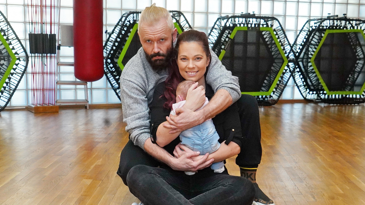 Zpěvačka Míša Nosková s dcerkou prvně na veřejnosti. Vzala ji do fitness