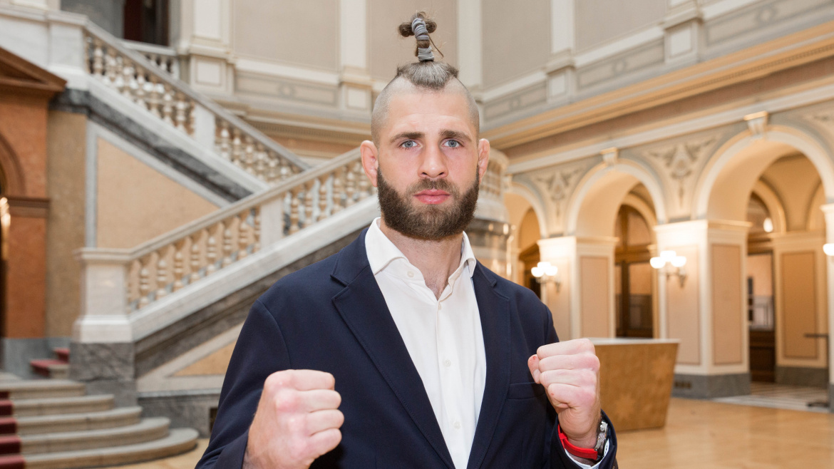 Jako kdysi Nagano! Zápasník Jiří Procházka slaví titul v nejprestižnější MMA organizaci