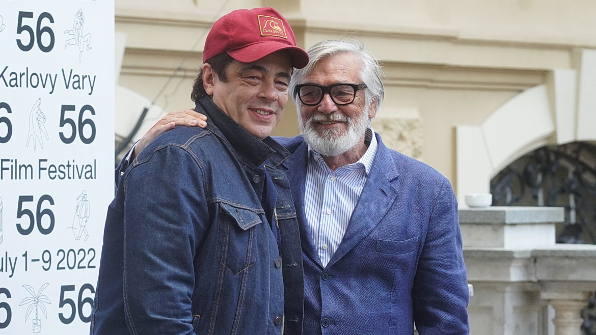 Oskarový herec Benicio Del Toro je v Karlových Varech. Sběratelé autogramů šílí