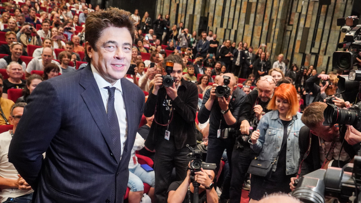 Na americkou hvězdu čekaly stovky lidí. Benicio Del Toro uvedl svůj filmový trhák
